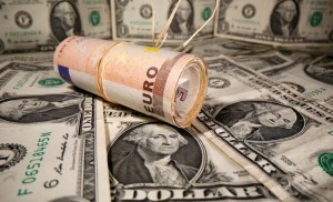 El dólar en su mayor valor frente al euro en casi 20 años