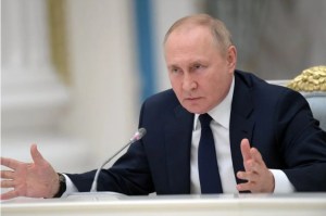 Putin justificó ante Macron el cierre de la central nuclear de Zaporiyia