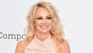 Pamela Anderson cumple 55: su tormentosa vida de abusos, violaciones y el maltrato del hombre que más amó