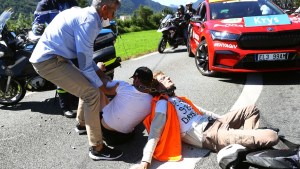 Caos en el Tour de Francia: una manifestación interrumpió la carrera y casi genera un accidente (FOTOS)