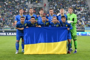 Ucrania reanudará su fútbol en medio de la guerra, pero partidos serán interrumpidos durante ataques aéreos