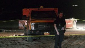 Hombre que dormía en una playa de Nueva York murió aplastado por un camión de limpieza