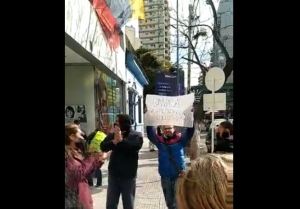 Venezolanos varados en Argentina y Chile protestaron por cancelación de vuelos de Conviasa (Video)