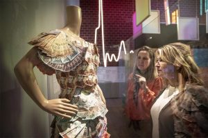 “Vestido de la hiperinflación”, la obra que llevó bolívares devaluados a museos europeos