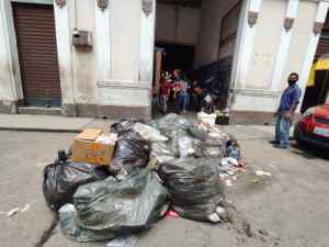Entre huecos y basura: Calle Santos Michelena de Maracay vuelta un “chiquero” (FOTOS)