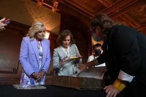 Jill Biden y la esposa de López Obrador visitan Biblioteca de Congreso de EEUU
