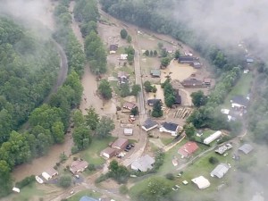 Hallan sanas a más de 40 personas tras tormenta que causó inundaciones en Virginia