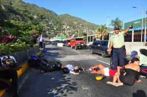 Tragedia en La Guaira: Motorizado murió arrollado por una encava en la avenida Soublette (IMÁGENES)