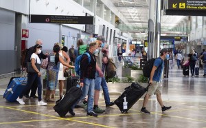 Caos en un vuelo a Tenerife: dos pasajeros borrachos, fumando… y orinando en los asientos
