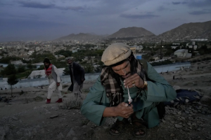 Las estremecedoras fotos que revelan la masiva adicción a la heroína en Afganistán bajo el régimen talibán