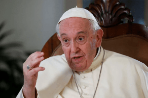 El papa Francisco confesó tener una “relación humana” con Raúl Castro y resaltó su “cercanía” con Cuba