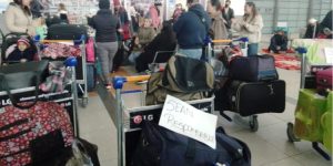 Venezolanos protestan de nuevo en aeropuerto de Argentina exigiendo respuesta de Conviasa (VIDEO)