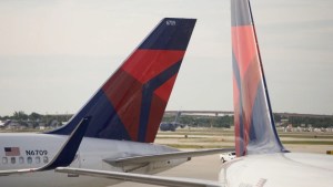 El terrible choque entre dos aviones cerca de la puerta de un aeropuerto en Florida