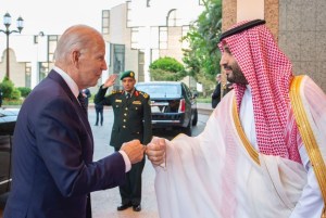 Encuentro de Biden con el príncipe heredero saudita empañó su imagen de defensor de los DDHH