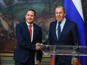 Diplomático chavista estrechó la mano de Lavrov mientras la guerra se extiende en Ucrania