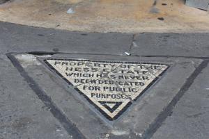 El “triángulo Hess”, la intrigante historia detrás del estampado en el suelo en Nueva York que cumple 100 años