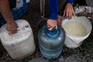 Casi el 65 % de los venezolanos evalúan de manera negativa el servicio de agua