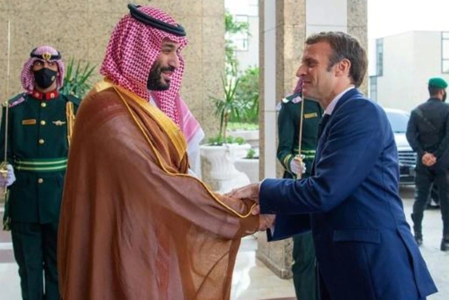 Macron recibe al príncipe heredero saudita pese a las críticas de defensores de derechos