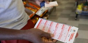 ¿Viernes 13 de “mala suerte”? Ganó 1.350 millones de dólares en un nuevo récord de la lotería de EEUU