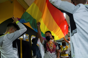 Sanción por repartir banderas arcoíris en China refleja persecución a personas LGBT+