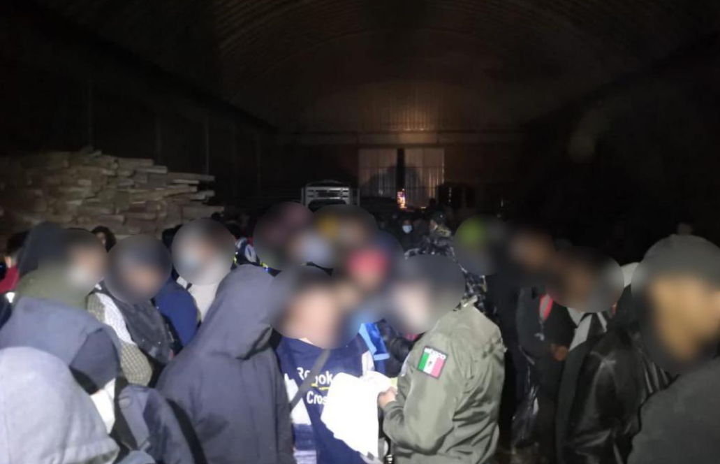 Autoridades hallaron más de 200 migrantes ocultos en una bodega de México