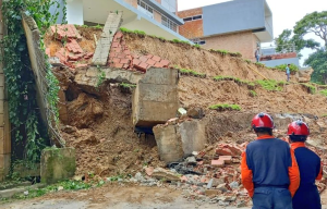 VIDEO: Así fue la escalofriante caída de un muro perimetral en El Hatillo