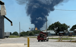 Fuerte explosión causó incendio en planta de gas natural en Oklahoma (Video)