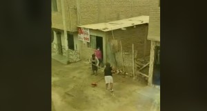 A escobazo limpio: una tensa pelea entre vecinas se hizo VIRAL en TikTok (VIDEO)