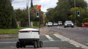 Robot repartidor se atascó en las calles de Reino Unido y una mujer le ayudó (VIDEO)