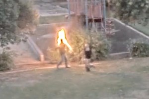 Captan a mujer prendiendo fuego a un hombre en California (VIDEO)