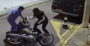 VIRAL: Pareja somete y da una brutal golpiza a un malandro tras arrebatarle el arma durante intento de robo (VIDEO)