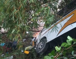 Al menos una persona fallecida y 13 heridos luego que se volcara un autobús en Mérida