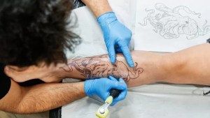 Cómo reacciona el sistema inmunológico ante la tinta bajo la piel de los tatuajes