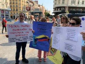 Ciudadanos protestaron en Madrid contra el bloqueo de Telefónica a medios venezolanos