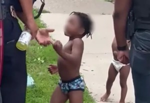 “¡Cállate la boca!”: Niño pequeño agredió a policía mientras realizaba arresto de asesino en EEUU (VIDEO)