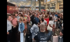 Más de 700 pasajeros se quedaron atrapados en un tren y pasaron la noche en una estación de Bruselas (VIDEO)