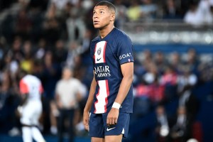 Los gestos de fastidio de Mbappé en la goleada del PSG que se volvieron virales (Videos)