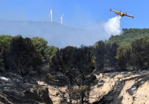 EN FOTOS: bomberos luchan por sofocar terrible incendio que ha consumido más de 6 mil hectáreas en España