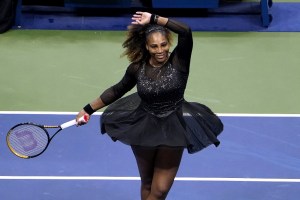 Serena Williams ganó en primera ronda del Abierto de EEUU y retrasó su despedida