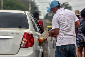 Tras fuerte presión, El Aissami prometió normalizar distribución de gasolina en Zulia