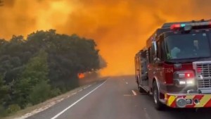 Escena apocalíptica: Incendio forestal se salió de control y tomó las carreteras de Texas