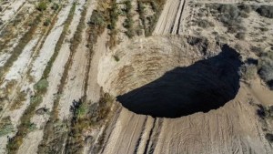 El misterioso socavón de Chile dobla su tamaño en una semana: “La gente teme que se abra la tierra bajo sus pies”