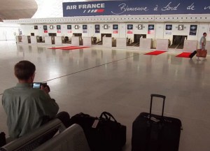La policía dispara y mata a un hombre con cuchillo en aeropuerto Charles de Gaulle de París