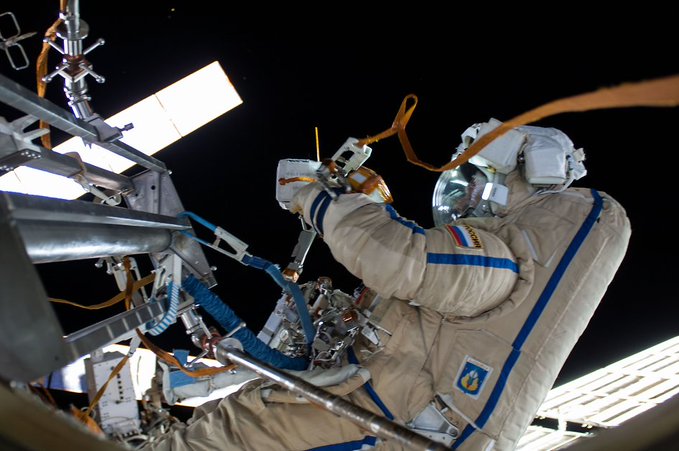 “¡Oleg, deja todo y vuelve!”, así se vivió el drama ruso en medio de una caminata espacial (VIDEO)