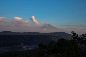 Vuelos cancelados y demorados en Ecuador por la expansión de ceniza de volcán
