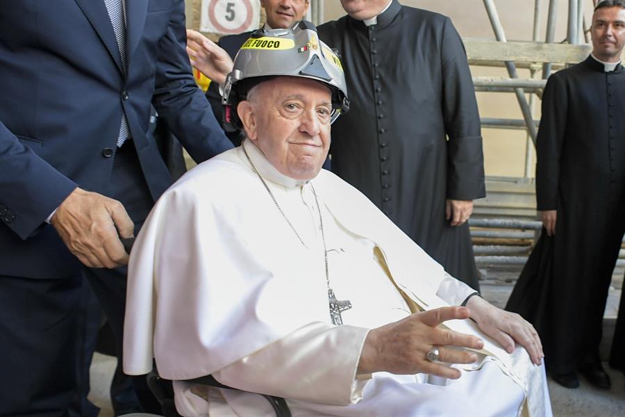 El papa Francisco visitó la tumba de Celestino V, el primer pontífice que renunció