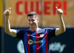 Robert Lewandowski vive su primer gran día en el Camp Nou como jugador del Barça (VIDEOS)