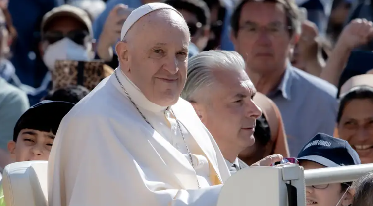 El papa Francisco nombra asistente sanitario personal al enfermero que le “salvó” su vida durante su operación de colón