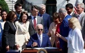 Biden firma ley de estímulo a industria de microprocesadores de EEUU (Video)