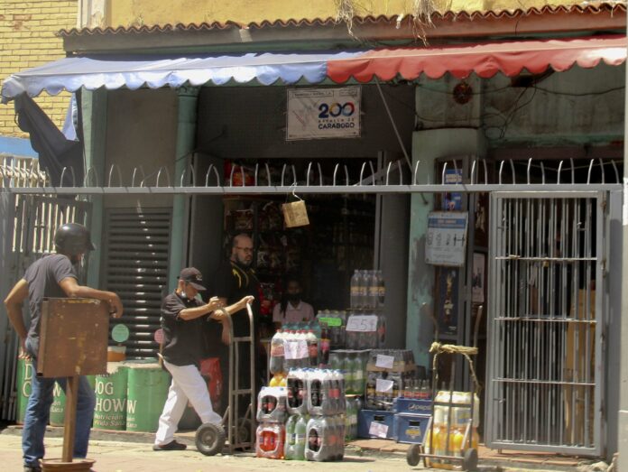 “Dólar Parque Central” va ganando terreno en los comercios del centro de Caracas